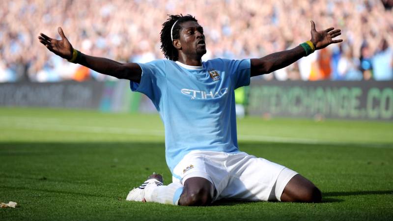 Emmanuel Adebayor và màn chạy xuyên sân đầy khiêu khích