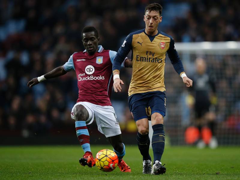 Mesut Özil và pha xé toang hàng phòng ngự